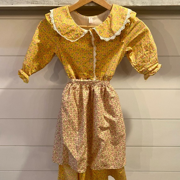 Laura Ingalls Wilder Dress with Apron and Bonnet (Prairie Dress) - Picture 9 of 10
